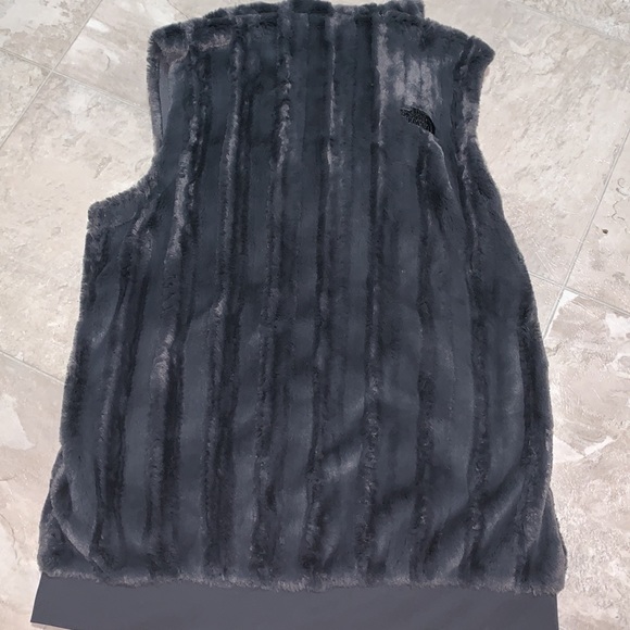 The North Face Grey Furlander Faux Fur Vest Small - Picture 4 of 6